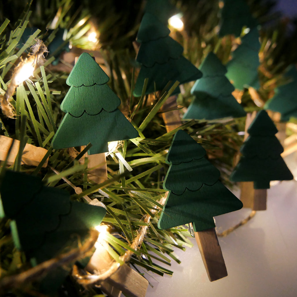 Kalėdinė LED girlianda su mediniais segtukais „Eglutės“, 10 LED, 2,2 m