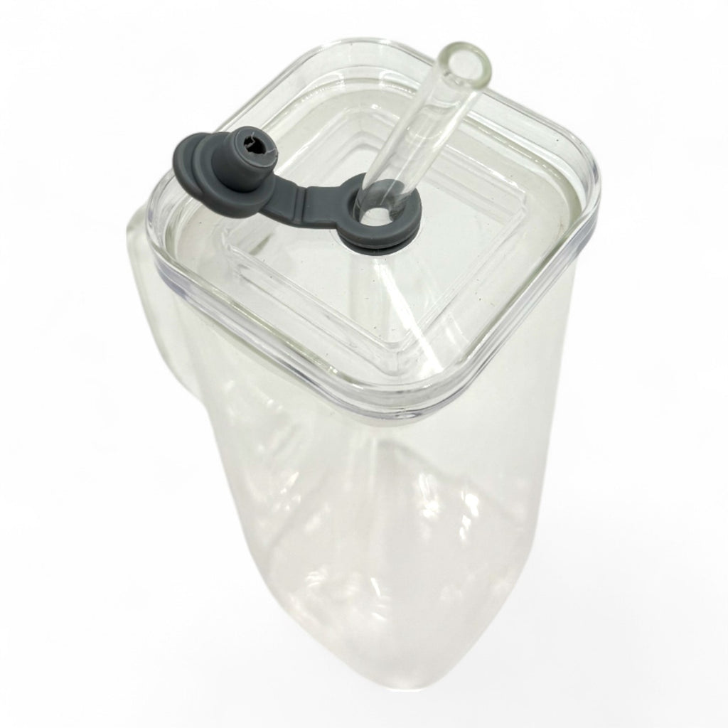 Stiklinis puodelis su šiaudeliu